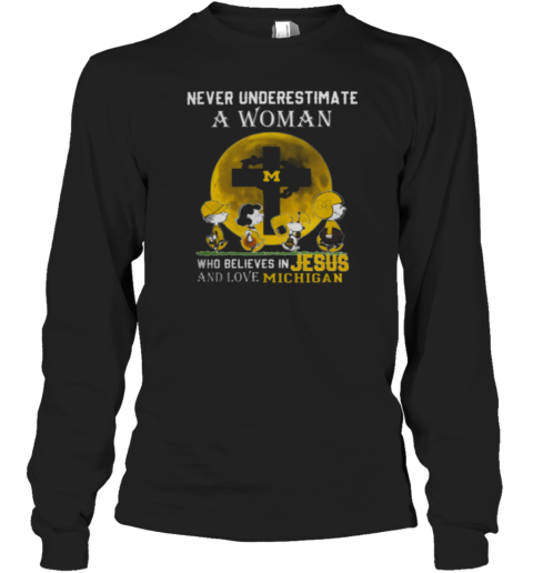 Peanuts Characters Never Underestimate A Woman Who Believes In Jesus And Loves Michigan Wolverines T-Shirt