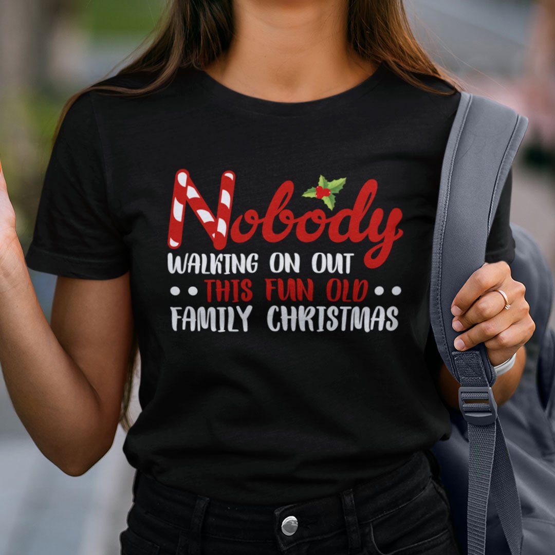 Xmas Tee Nobody's Walking Out On This Fun Old Family Christmas Xmas T-shirt