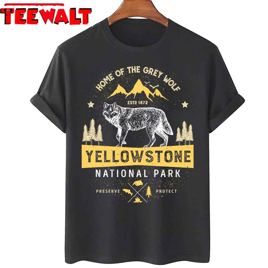 Yellowstone National Park Grey Wolf Vintage Unisex T-Shirt